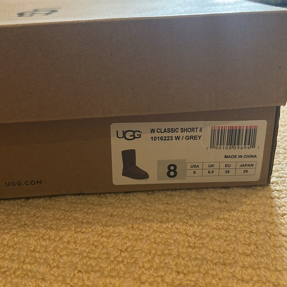 Uggs Classic Short II in Grey - Size 8 - Picture 12 of 12